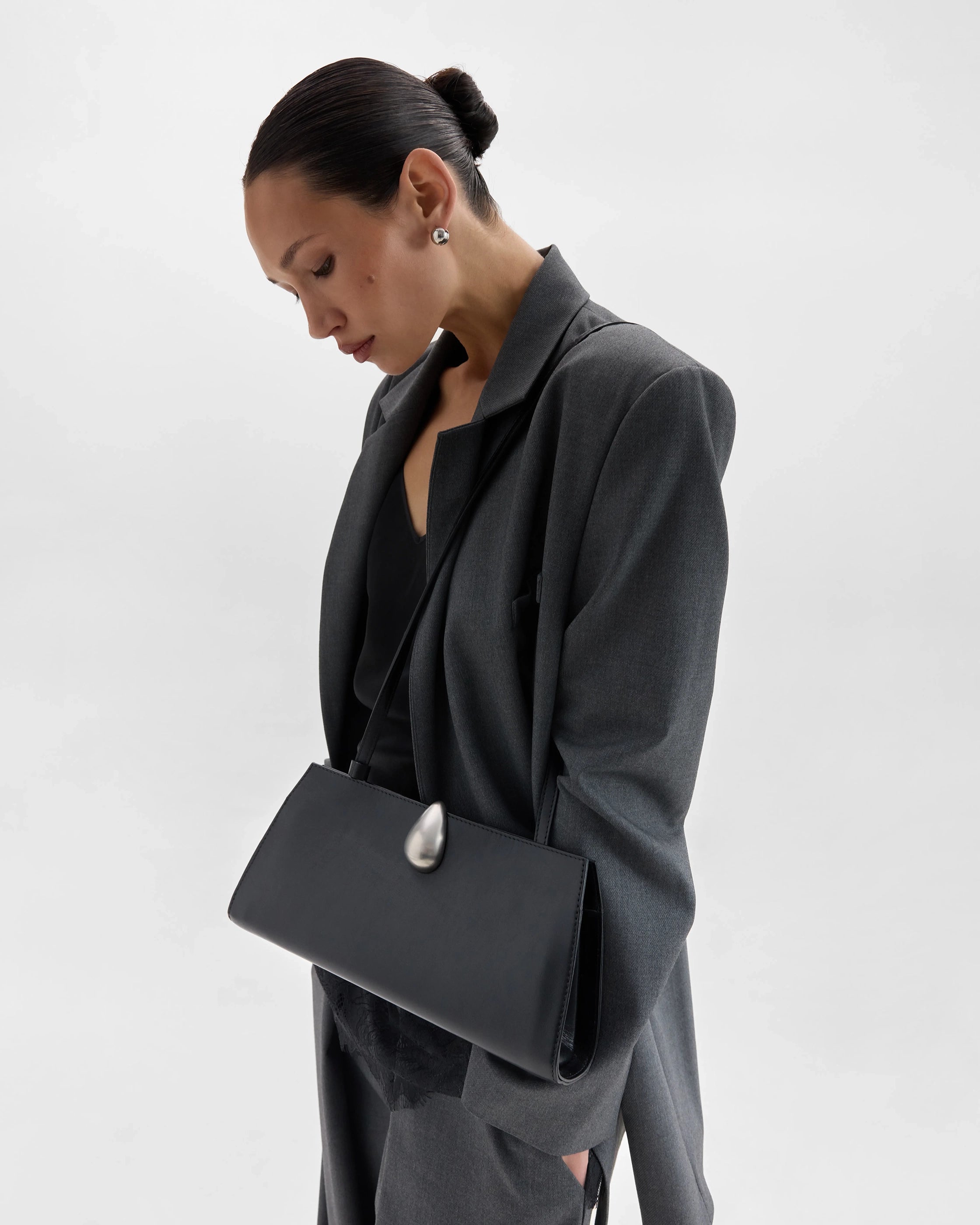BAISSE CLUTCH BLACK
