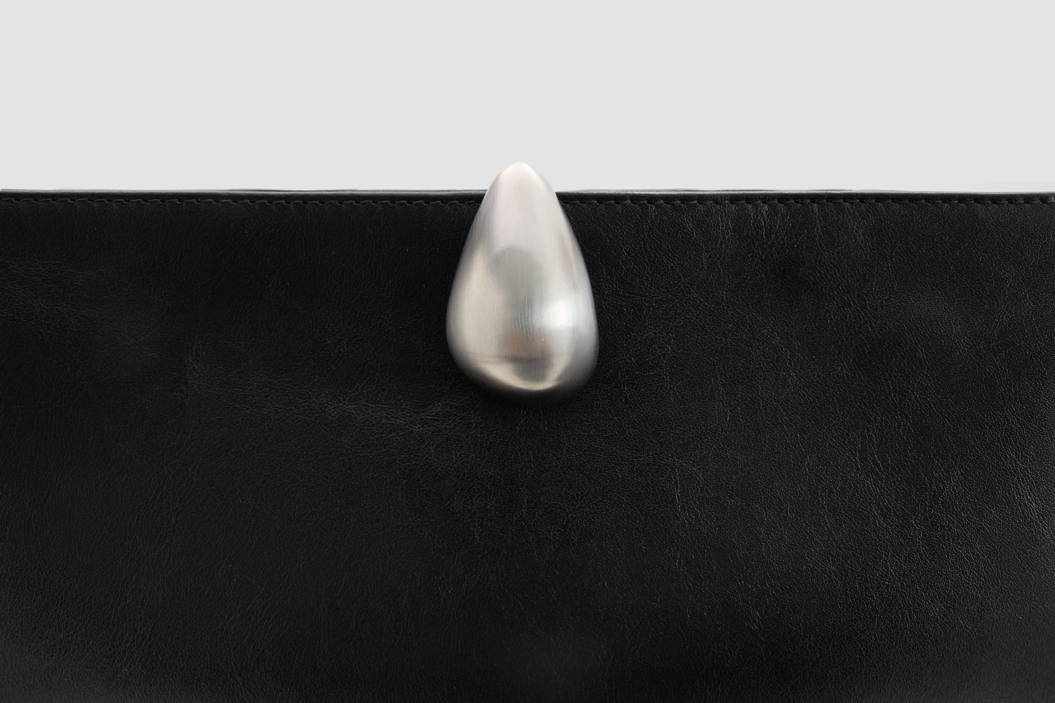 BAISSE CLUTCH BLACK